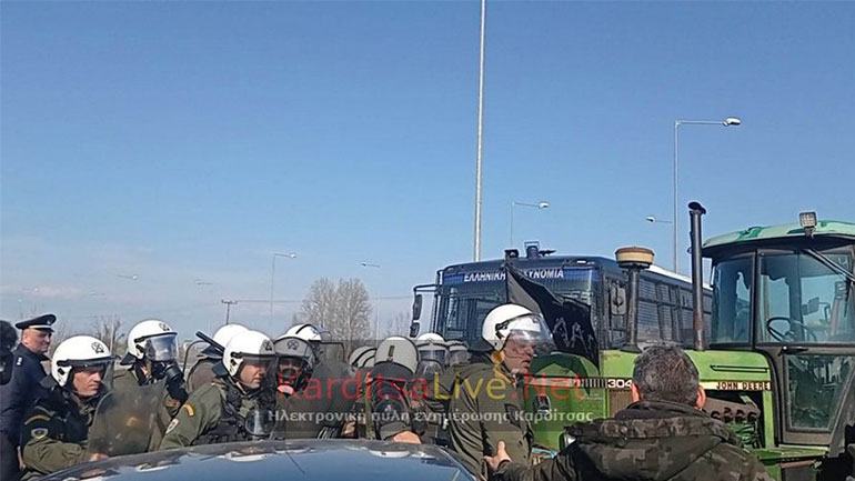 Καρδίτσα: Ένταση σε συγκέντρωση αγροτών – Η αστυνομία έκανε χρήση χημικών