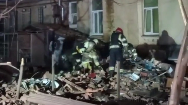 Χάρκοβο: Νεκρή ηλικιωμένη και 3 τραυματίες από χτύπημα πυραύλου σε πολυκατοικία