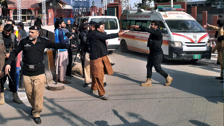 Έκρηξη σε τζαμί στο Πακιστάν, τουλάχιστον 28 νεκροί και 150 τραυματίες