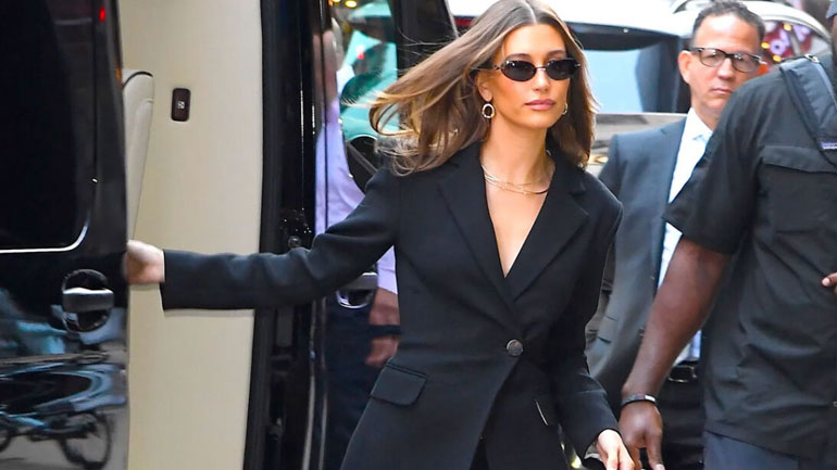 Hailey Bieber – Τα παπούτσια που δεν αποχωρίζεται στις εμφανίσεις της