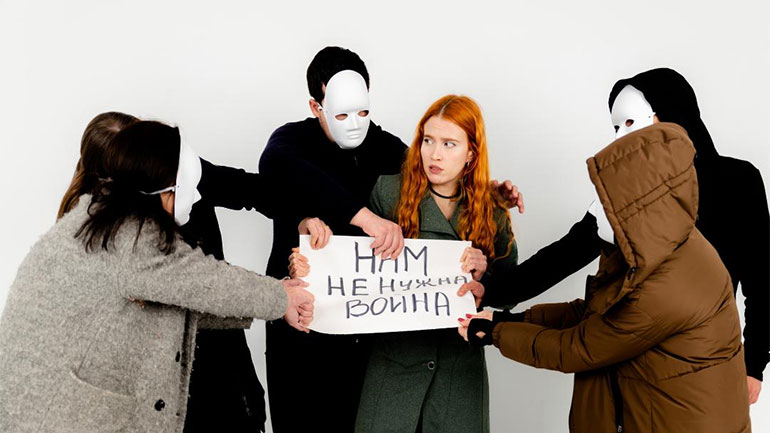 «Τρόμος και απόγνωση στο Ρωσικό Βασίλειο»: Μια αντιπολεμική παράσταση