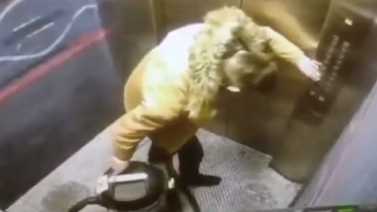 Μεταφέροντας μια ηλεκτρική σκούπα με το ασανσέρ 