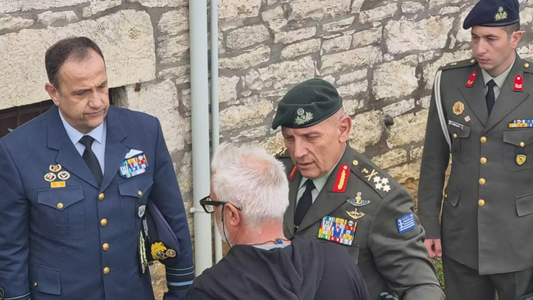 Οι αρχηγοί ΓΕΕΘΑ και ΓΕΑ στο σπίτι του αδικοχαμένου υποσμηναγού Μάριου Τουρούτσικα