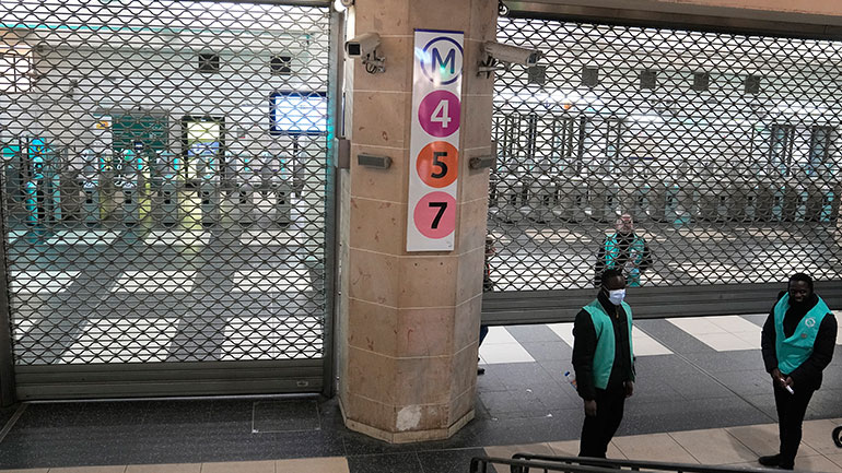 Παραλύει την Γαλλία η πανεθνική απεργία για το συνταξιοδοτικό Παραλύει την Γαλλία η πανεθνική απεργία για το συνταξιοδοτικό