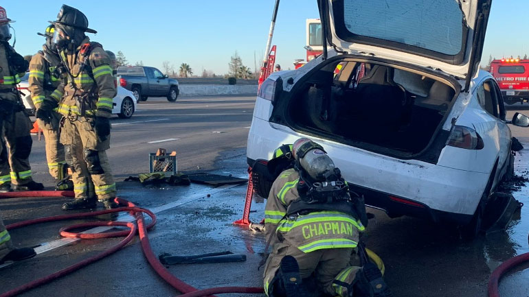 Tesla έπιασε φωτιά και χρειάστηκαν 22.712 λίτρα για το σβήσιμο της