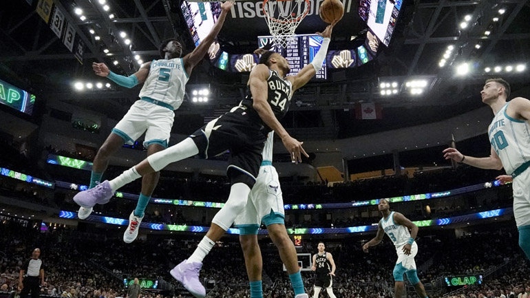 ΝΒΑ: Νέα μεγάλη εμφάνιση του Αντετοκούμπο, οι Μπακς νίκησαν τους Χόρνετς με 124-115