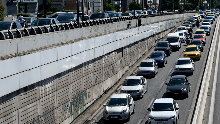 Τροχαίο με ανατροπή οχήματος στην Κηφισίας