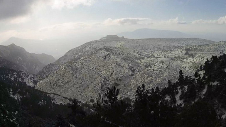 Καιρός: Έπεσαν τα πρώτα χιόνια στα ορεινά της Αττικής