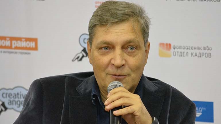 Εξόριστος Ρώσος δημοσιογράφος καταδικάστηκε ερήμην σε κάθειρξη 8 ετών γιατί επέκρινε τον βομβαρδισμό της Μαριούπολης