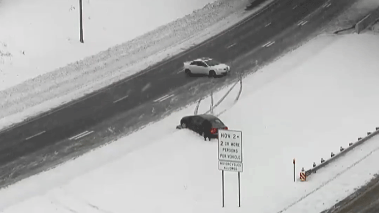 Τύχη βουνό είχε ο οδηγός- δείτε πως εκσφενδονίστηκε όταν τον χτύπησε Αυτοκίνητο