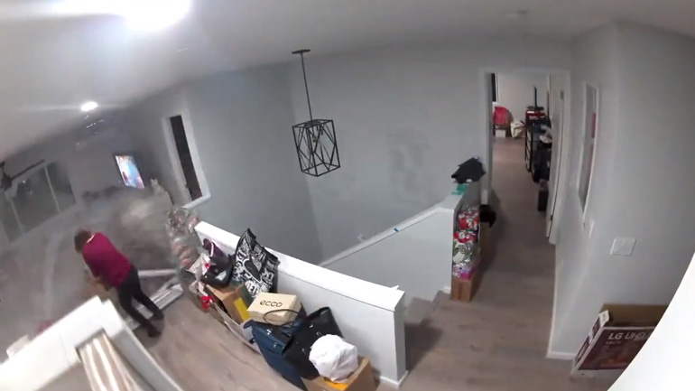 Βράχος κυλά μέσα σε σπίτι και περνά ξυστά από μια γυναίκα