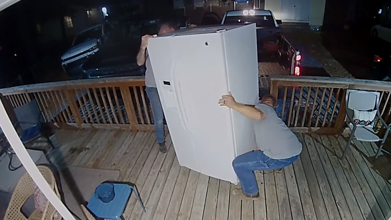 Άνδρες μεταφέρουν ένα ψυγείο -fail