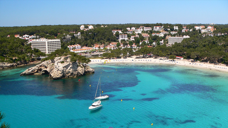 Ισπανία: Το νησί της Μινόρκας σκέφτεται να περιορίσει τον αριθμό των οχημάτων