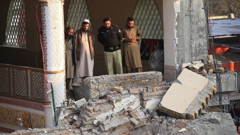 Πακιστάν: Ο δράστης της επίθεσης αυτοκτονίας στο τζαμί της Πεσαβάρ φορούσε «στολή αστυνομικού»