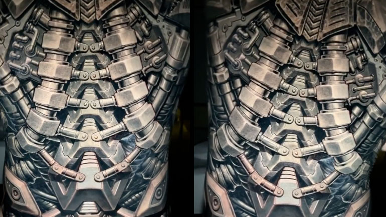 Το τατουάζ ενός μηχανικού σκελετού στην πλάτη ενός ατόμου