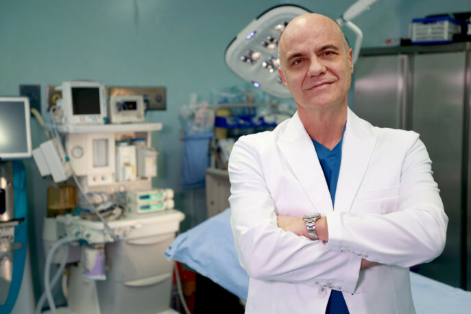 Παναγιώτη Βεβελογιάννης, Διευθυντής στην Κλινική Ελάχιστα Επεμβατικής Χειρουργικής Λιθίασης και Προστάτη στο Νοσοκομείο Μητέρα.