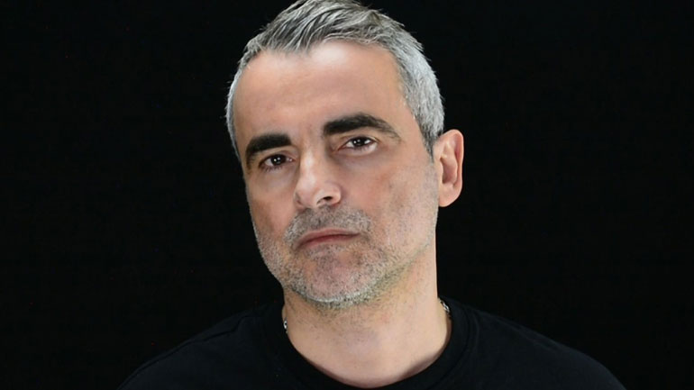 «Εις Μνείαν Αυγούστου»: Ο Σταύρος Λαμπρόπουλος ερμηνεύει το νέο τραγούδι του Κύρου Λόντου!