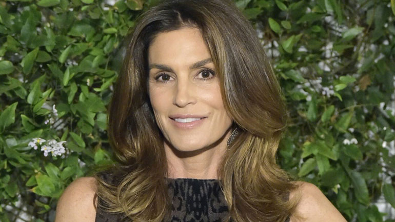 Η Cindy Crawford θυμήθηκε «τα παλιά» με δύο αποκαλυπτικά στιγμιότυπα