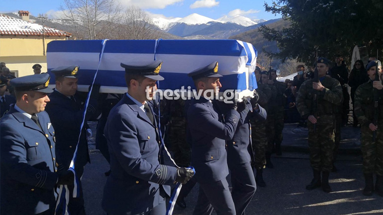 Kηδεία Ευστάθιου Τσιτλακίδη: Με χειροκροτήματα η σορός στην εκκλησία