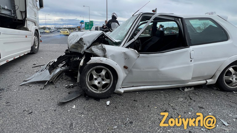 Τροχαίο ατύχημα στην Αττική οδό – Σφοδρή σύγκρουση δύο Ι.Χ.