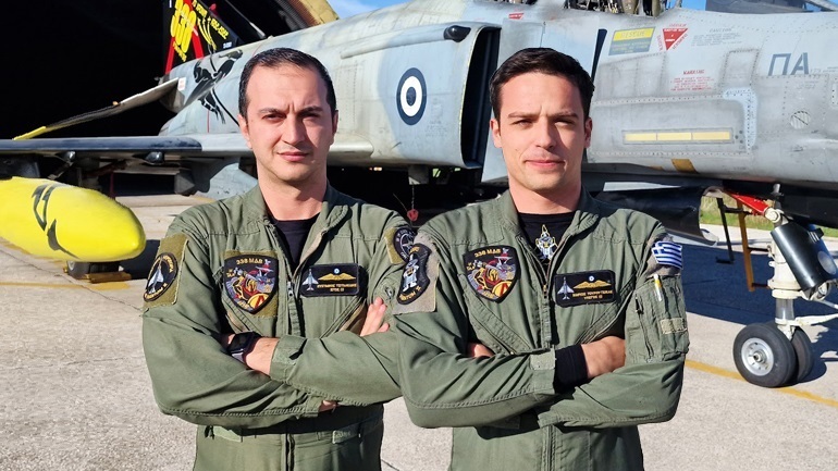 Πτώση Φάντομ: Έτσι τίμησαν τους νεκρούς πιλότους οι συνάδελφοί τους στην Ανδραβίδα