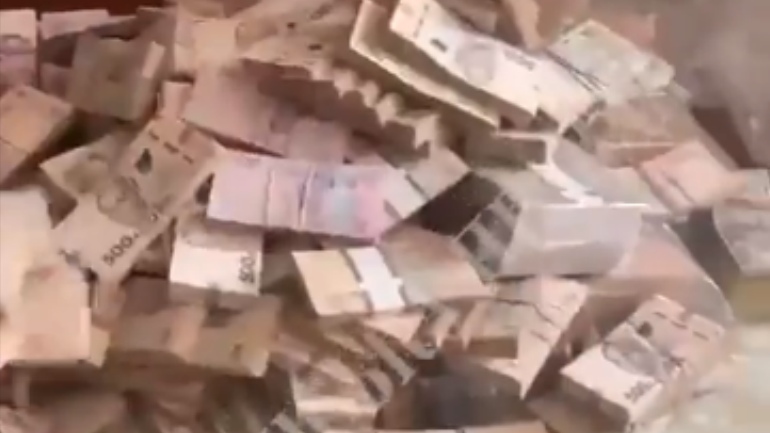 Ουκρανία: Υπουργός του Ζελένσκι με ένα εκατ. δολάρια σε μετρητά στον καναπέ