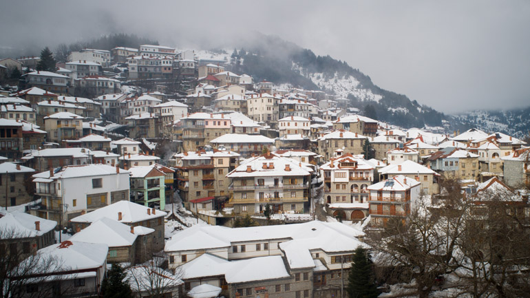 Ιωάννινα: Χιονοπτώσεις στην Ήπειρο – Κλειστά τα σχολεία στο Μέτσοβο – Απαγόρευση κυκλοφορίας σε φορτηγά και νταλίκες