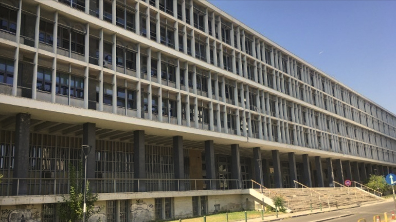 Καταδικάστηκαν δύο ένοικοι πολυκατοικίας για καγκελόπορτα που καταπλάκωσε τετράχρονη στο Κορδελιό