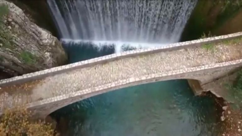 Ο παραμυθένιος διπλός καταρράκτης και το γεφύρι της Παλαιοκαρυάς