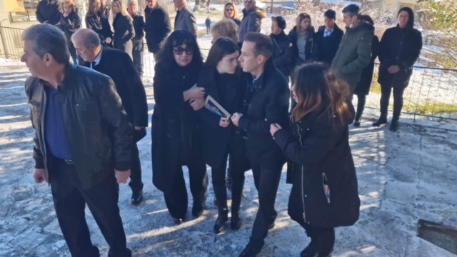 Στην Εκκλησία οι γονείς και η σύντροφος του άτυχου πιλότου