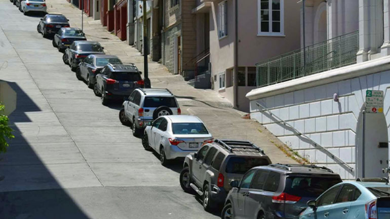 Ποιο αυτοκίνητο μπορεί να κάνει over-the-air ενημερώσεις μόνο εάν είναι παρκαρισμένο σε ευθεία;