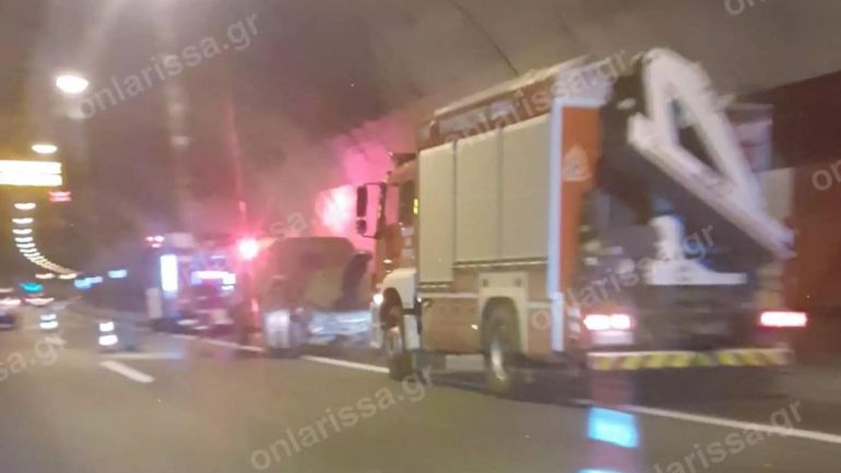 Τέμπη: Έκλεισαν προληπτικά οι σήραγγες λόγω καπνών – Ουρά χιλιομέτρων και στα δύο ρεύματα