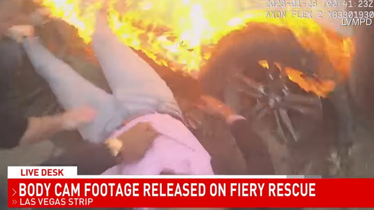 Οδηγός διασώζεται από αυτοκίνητο δευτερόλεπτα πριν γίνει παρανάλωμα του πυρός – Δείτε το βίντεο