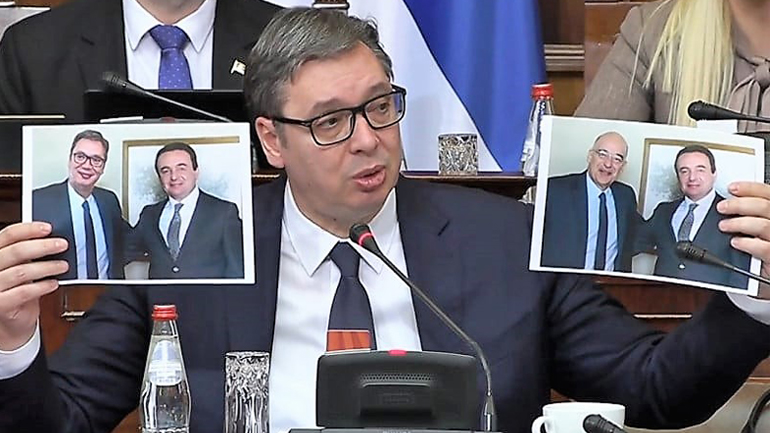 Φωτογραφία του Ν. Δένδια με τον Άλμπιν Κούρτι που υπέστη φωτομοντάζ έδειξε στη Βουλή ο Αλ. Βούτσιτς