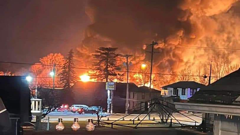 ΗΠΑ: Εκτροχιασμός αμαξοστοιχίας προκάλεσε μεγάλη πυρκαγιά στο Οχάιο