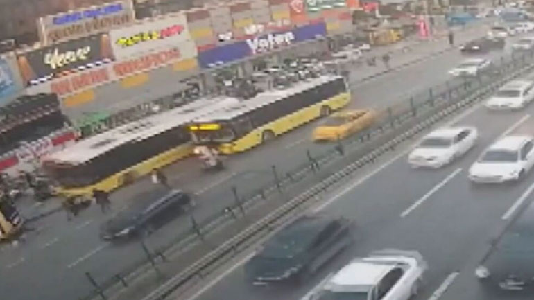 Κωνσταντινούπολη: Λεωφορείο «θερίζει» πεζούς στη στάση – Ένας νεκρός, πέντε τραυματίες