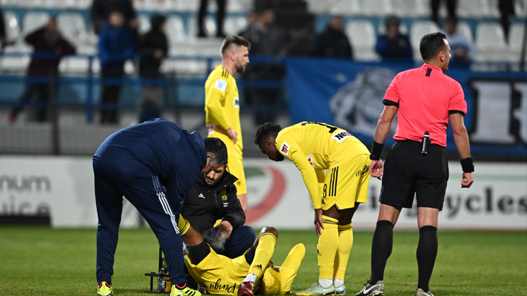O Nτουκουρέ τραυματίστηκε στο ξεκίνημα του ματς και έγινε αναγκαστική αλλαγή