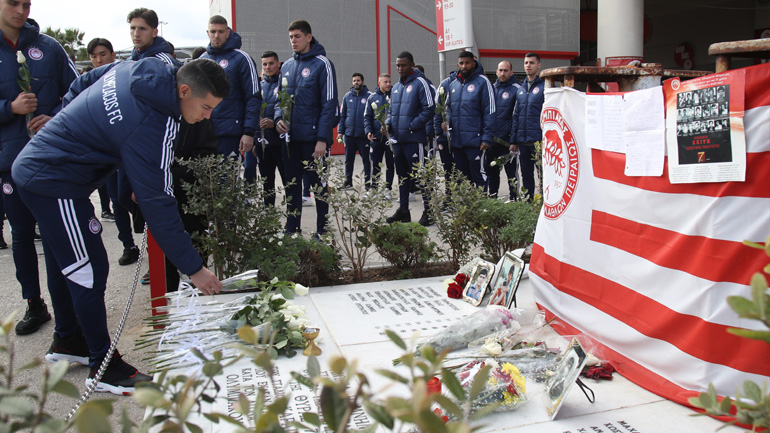 Ολυμπιακός: Διοίκηση και παίκτες τίμησαν τη μνήμη των θυμάτων της «Θύρας 7»