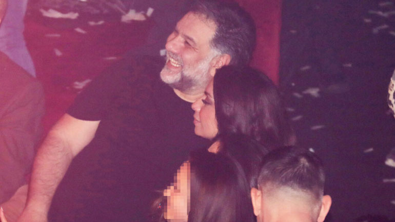 O Γρηγόρης Αρναούτογλου σε νυχτερινή έξοδο με τη σύντροφό του, Νάνσυ Αντωνίου