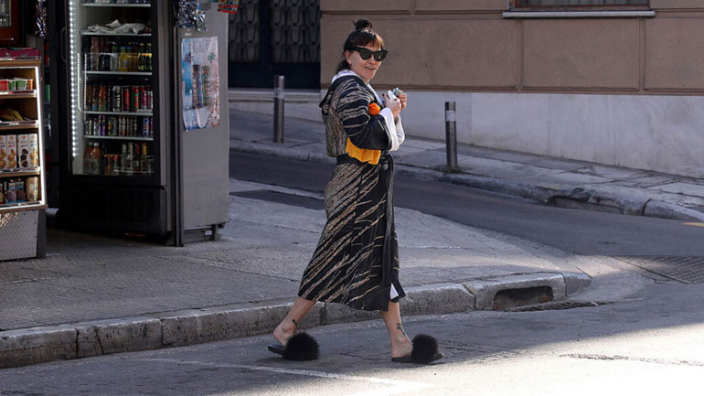 Νατάσα Καλογρίδη – Χωρίς μακιγιάζ και με παντόφλες στο Κολωνάκι