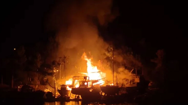 Σπέτσες: Πυρκαγιά σε σκάφη στο παλιό λιμάνι