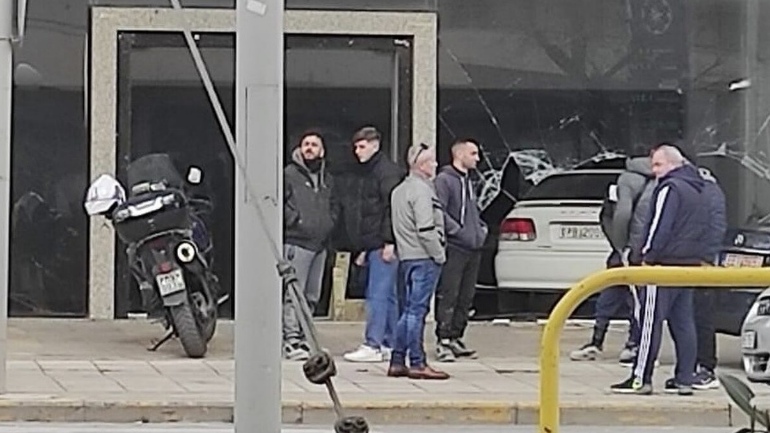 Θεσσαλονίκη: Αυτοκίνητο καρφώθηκε σε τζαμαρία μετά από σύγκρουση