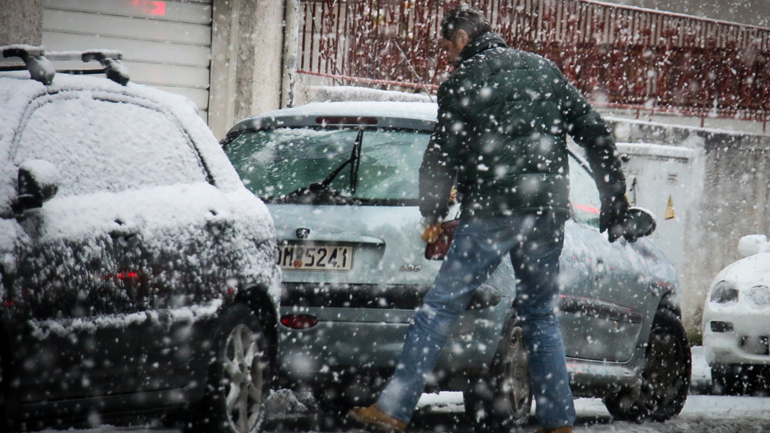 Νέο μήνυμα του 112 στους κατοίκους του Βόλου – Θαλασσινό νερό στους δρόμους για να μη παγώσουν – Χιονοθύελλα στο Πήλιο με ανοιχτούς δρόμους