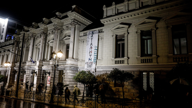 Υπό κατάληψη το Εθνικό Θέατρο από σπουδαστές δραματικών σχολών