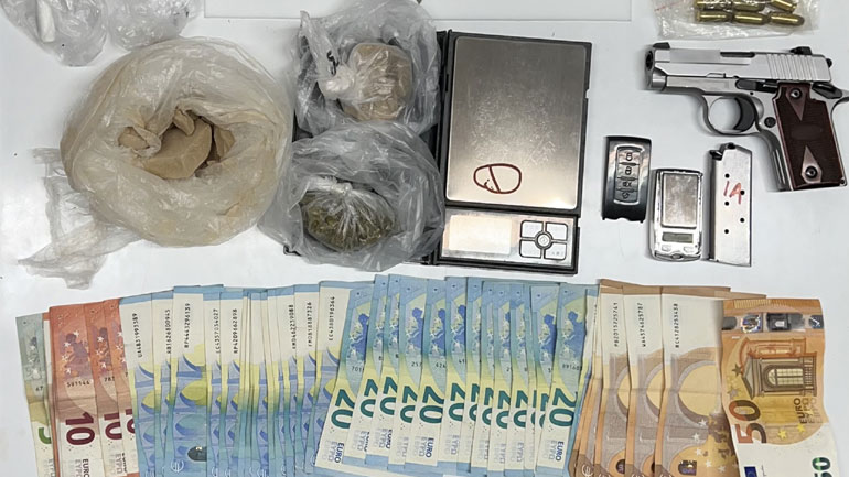 Συνελήφθη 64χρονος στη Θεσσαλονίκη – Έκρυβε στο γκαράζ του σπιτιού του ναρκωτικά και όπλα