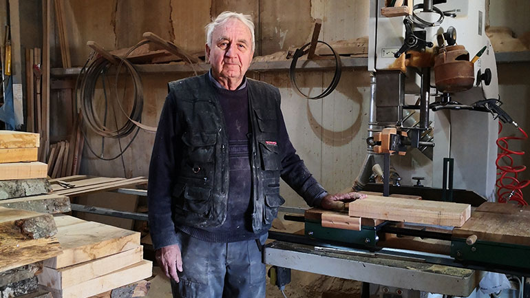 Τρίκαλα: Εργαστήριο κατασκευάζει ξύλινα προϊόντα οικιακής χρήσης με τα χέρια