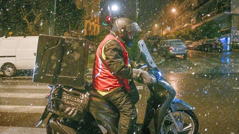 Κακοκαιρία «Barbara»: Κλειστά την Δευτέρα τα εμπορικά καταστήματα στα βόρεια προάστια – Πώς θα εργαστούν delivery και courier