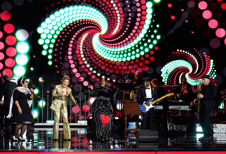 La Marisoul, από αριστερά, Shoshana Bean, Maranda Curtis, Buddy Guy and Bob Mintzer perform «I Just Want to Celebrate»