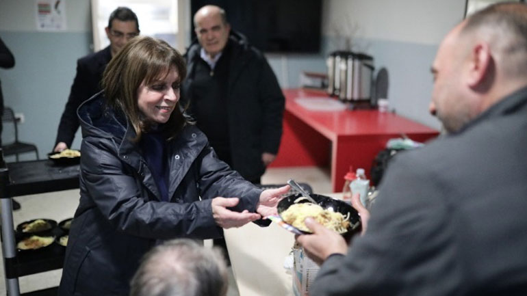 Η Κατερίνα Σακελλαροπούλου μοίρασε φαγητό σε άστεγους στο λιμάνι του Πειραιά