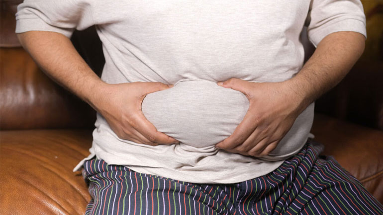 Οι ύπουλες συνήθειες που αυξάνουν το λίπος στην κοιλιά